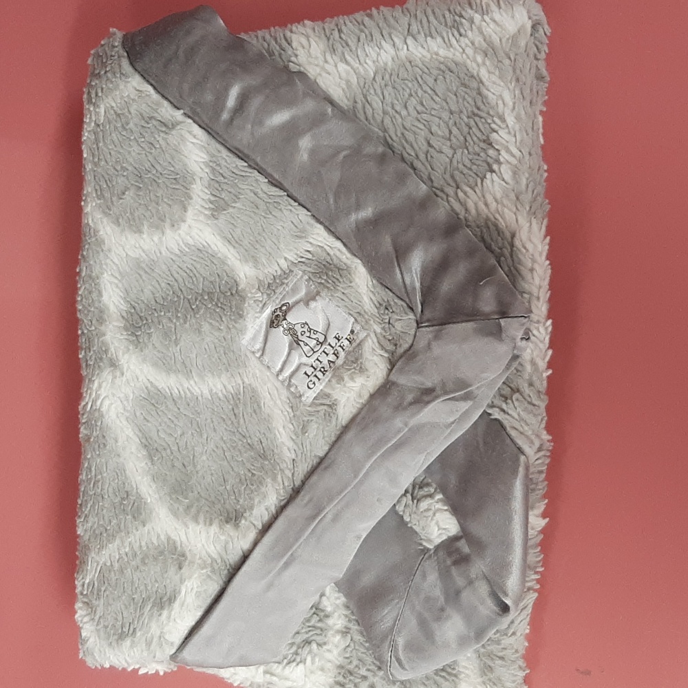 Little giraffe sherpa blanket
